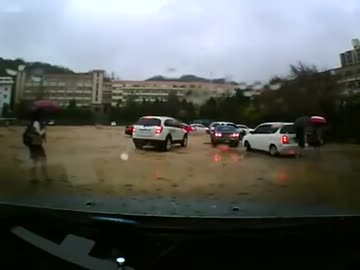 小学生を車ではねる瞬間