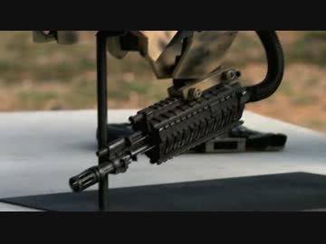 サブマシンガンを搭載した小型無人航空機