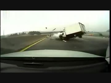 物凄い勢いでトラックに衝突悲鳴が恐ろしい少しグロい（観覧若干注意）