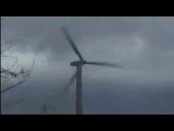 強風すぎて風力発電機が爆発