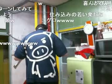 キーマカレーを作りながら雑談する石川典行 1/4