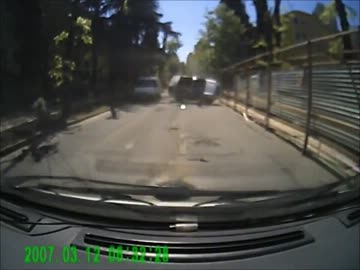 車がマンホールに引っかかって横転