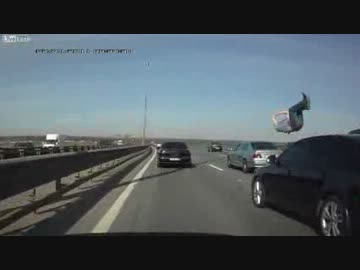 ハイウエイに突然人が出てきて撥ねられる
