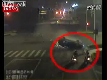 信号待ちの二台のバイクへ高速の左折車が転覆して激突