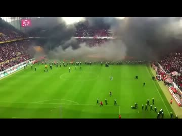 ケルン降格でサポーター怒りの煙幕