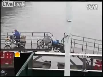 赤信号で橋を渡ろうとした自転車女性の悲劇