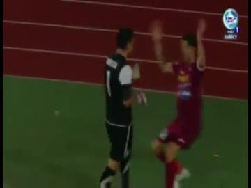 PKを決められキッカーに襲いかかったGK