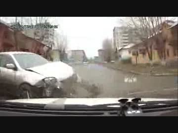 交差点で衝突事故に巻き込まれた車載車