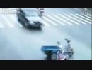 父親が離れたすきにバイクが子供を乗せたまま暴走そこへクルマが・・・