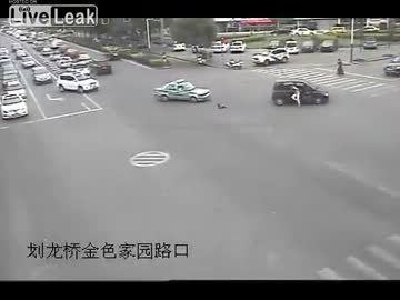 走行車両から赤ちゃんが落ちたので拾いに行く母親