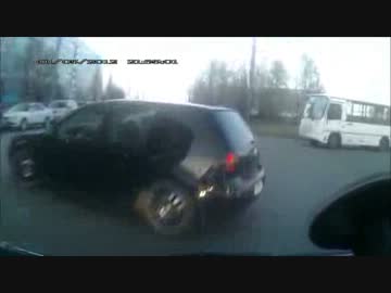 右へ曲がると見せて左へハンドルを切った前方車両に激突