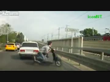 交差点でもないのに突然バイクが飛び出してきてガードレールに衝突