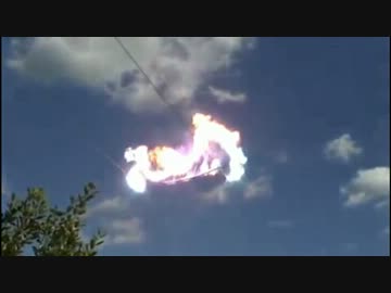 木の枝が電線に引っかかり発火する瞬間