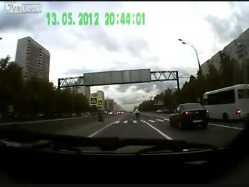 横断中の自転車にバイクが激突