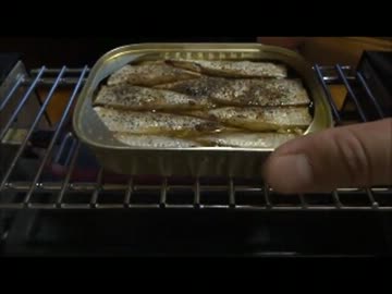 ただ缶詰を焼いてビールを飲む