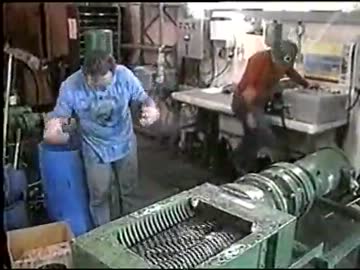 破壊力が変態すぎるアメリカのシュレッダー