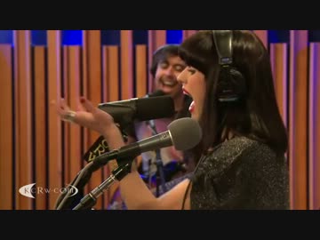 Kimbra performing -　Cameo Lover