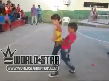 セックスしているようにしか見えない少年と少女のキレのあるダンス