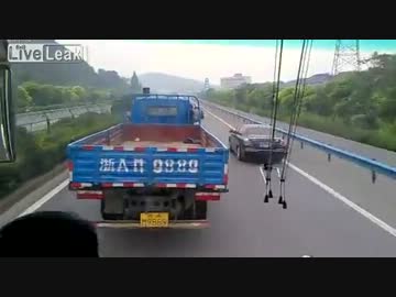 追い越しを邪魔するトラック