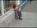 何度振られようとも果敢にキスを迫る男の子