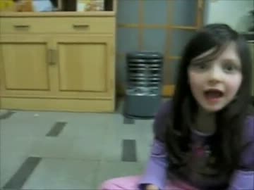 お漬物を食べると泣き止む外国の子供たち。