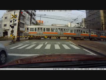 踏切待ちをする電車