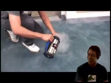 液体窒素をペットボトルに入れてキャップを締めた先輩　