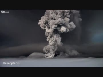 [火山雷]噴煙と灰色の空に走る稲妻