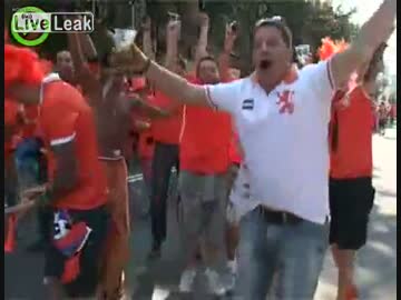 オランダサッカーファン VS ウクライナ女性レポーター