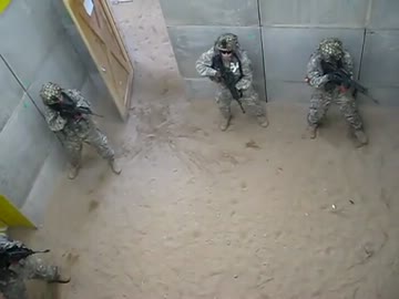 第10山岳師団　ルームクリアリングの実弾訓練