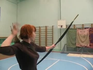 流れるような動きで弓矢を連射する女性