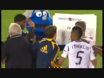 マスコットに諌められるベッカム