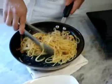カルボナーラをイタリア人が欧州にを作る。