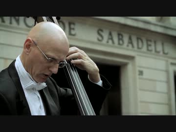 少女がお金を恵んだらオーケストラの大演奏のサプライズ