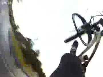 自転車載してたらクルマに衝突されて自転車ごと吹っ飛んだ車載主