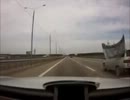 高速走行中右前方車両のボンネットがめくれ上がってこっちへ飛んできた