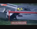 警官が狂犬を射殺する瞬間をとらえた衝撃映像【ロシア】