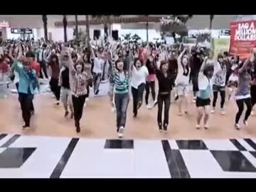 突然、空港で踊り出す
