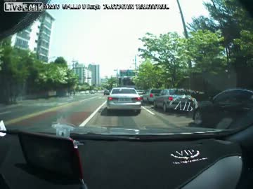 【交通事故】ヒュンダイ社の車が急加速、車に激突する【ヒュンダイ】