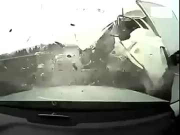 【閲覧注意】 予想できない凄惨な交通事故 【車載動画】