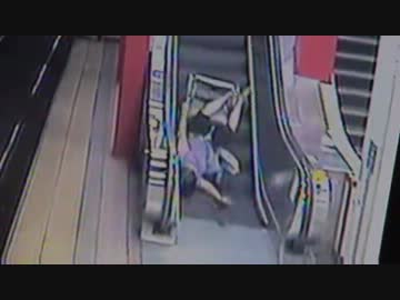 車椅子に乗ったままエスカレーターに突っ込む女性