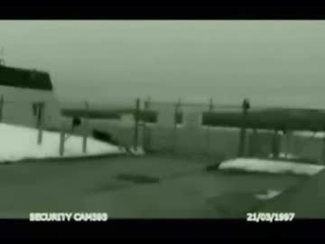 電流フェンスに小便をかけてみた