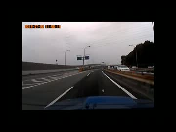 ヴェルファイアかな？ 危険運転