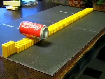 ドミノ倒しの上に缶を置くと・・・