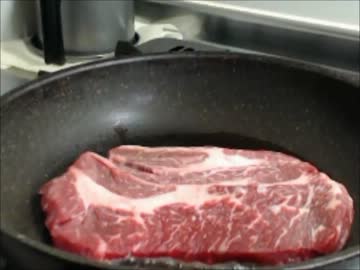貧困男子が豪華に大きな肉を焼いてみた【しゃちょー】