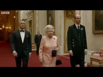 ロンドンオリンピック エリザベス女王とジェームズ・ボンドの共演シーン