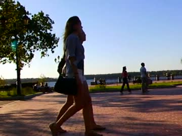 ロシアの川沿いにある公園で、夏のロシアの日常を観察