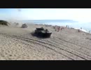 海水浴場を走るロシア軍装甲車両