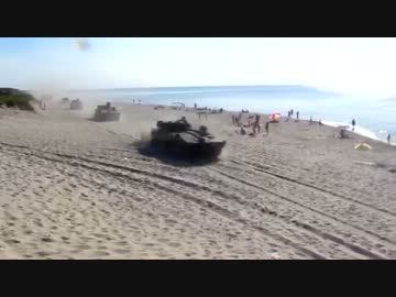海水浴場を走るロシア軍装甲車両