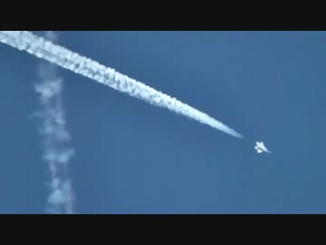 これでステルス？ 派手な航跡雲を残す F-22と B-2